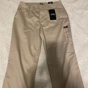 Lee women’s wrinkle free relaxed fit straight leg pant short